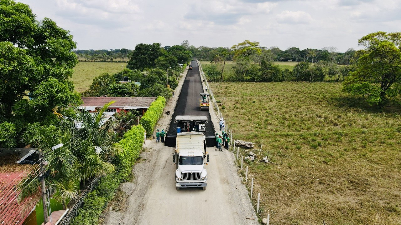 Vía a la vereda Barcelona se está ampliando casi al doble