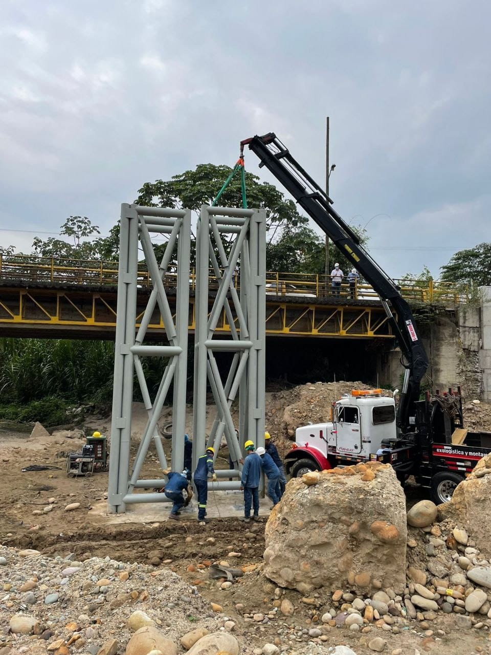 Avanza construcción del puente sobre el río Ocoa vía a Pto. López