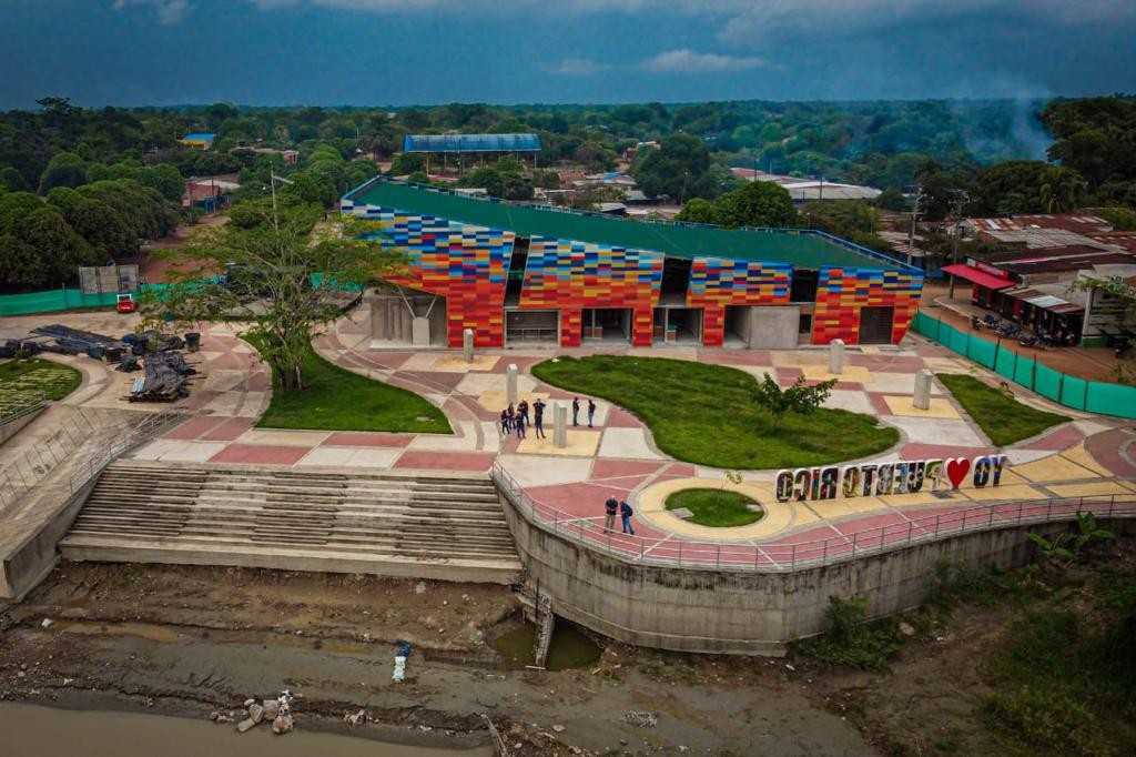 Avance de la construcción del Muelle de Transporte Fluvial sobre el río Ariari en el municipio de Puerto Rico - Meta